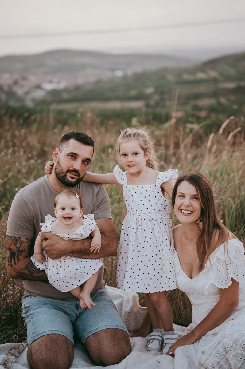 Sonja, Bojan, Nadja i Una / porodicno fotografisanje. Deciji i porodicni fotograf u Beogradu Oksana Skendzic