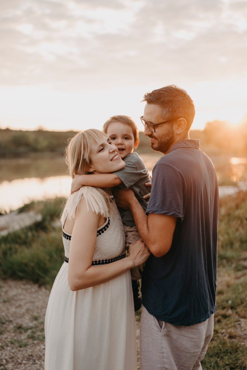 Dijana, Relja i Teo / porodicno fotografisanje napolju. Deciji i porodicni fotograf u Beogradu Oksana Skendzic