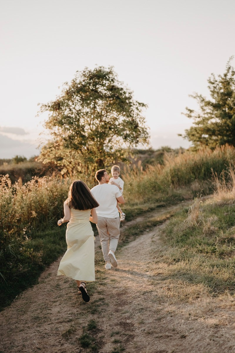 Djurdjica, Tadej i Miloje porodicno fotografisanje napolju. Deciji i porodicni fotograf u Beogradu Oksana Skendzic