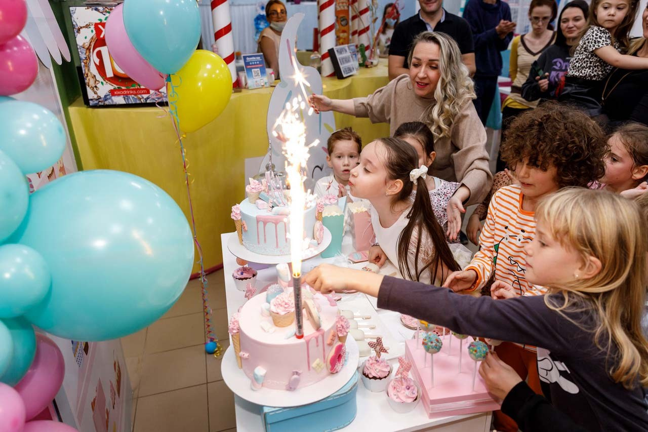 Veselo slavlje uz tradicionalno duvanje svećica.