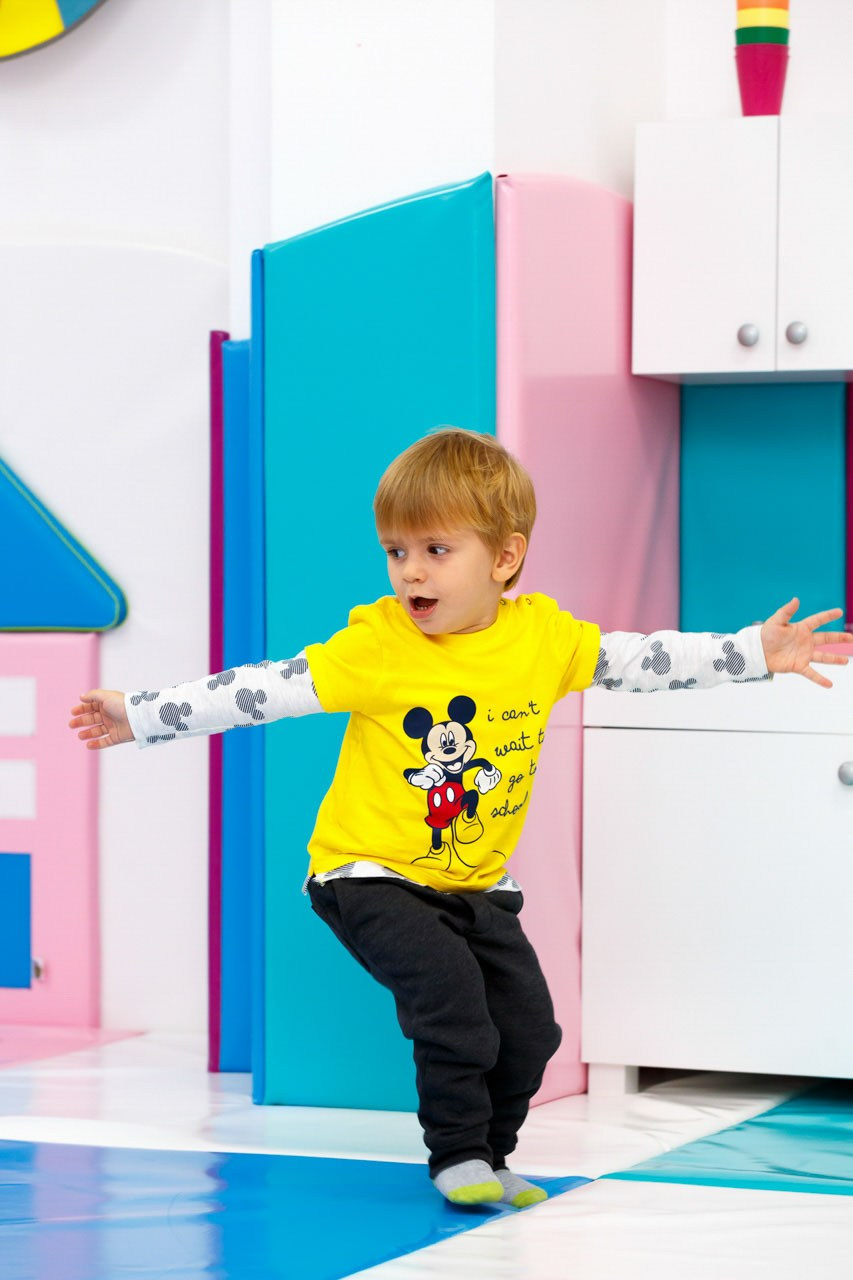 Dečiji osmeh i radost na rođendanskom slavlju.