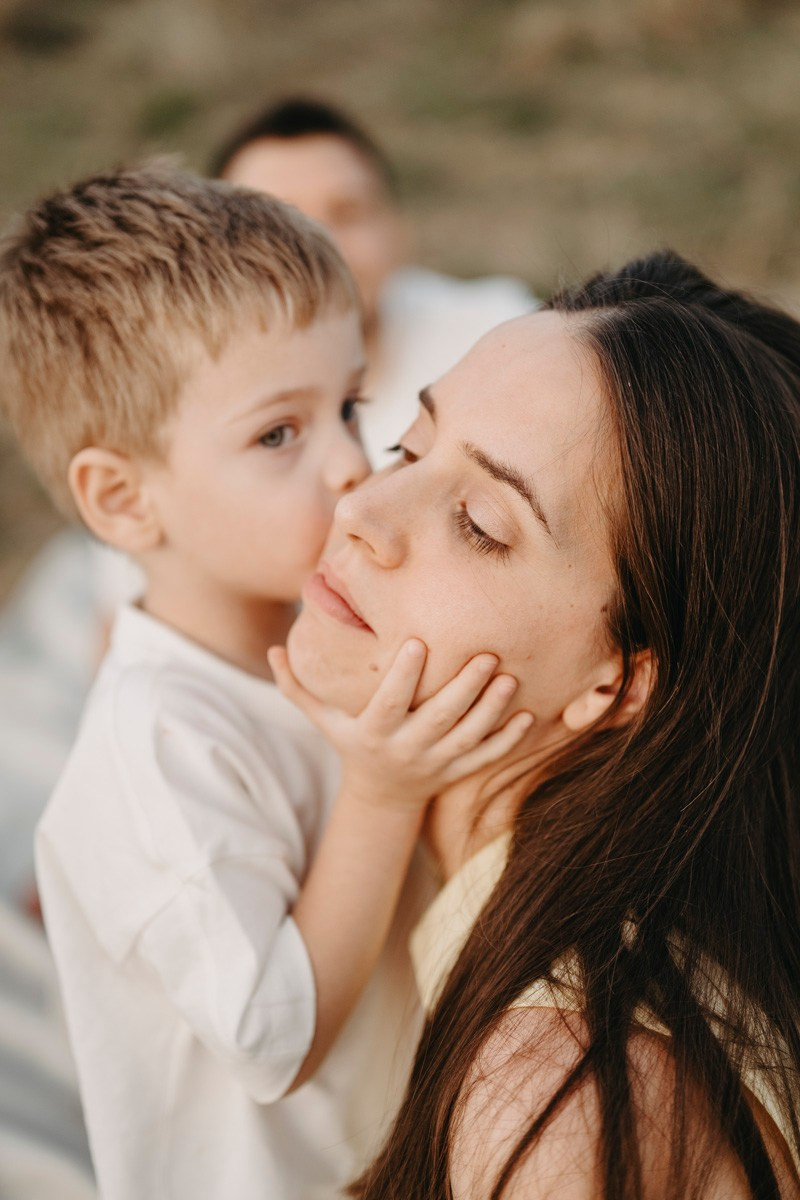 Djurdjica, Tadej i Miloje porodicno fotografisanje napolju. Deciji i porodicni fotograf u Beogradu Oksana Skendzic