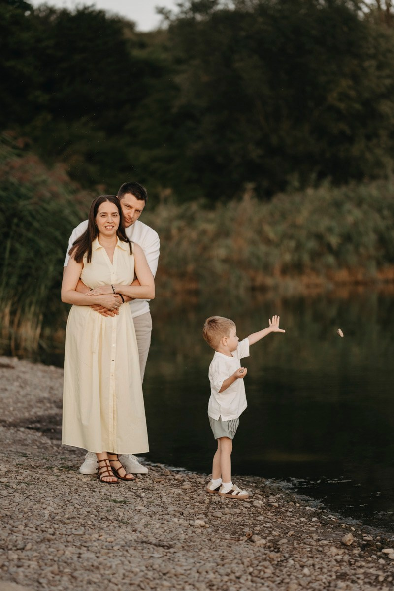 Djurdjica, Tadej i Miloje porodicno fotografisanje napolju. Deciji i porodicni fotograf u Beogradu Oksana Skendzic