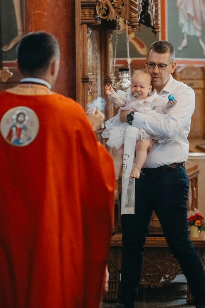 Verino krstenje / Crkva Rodjenja Presvete Bogorodice, Batajnica. Deciji i porodicni fotograf u Beogradu Oksana Skendzic