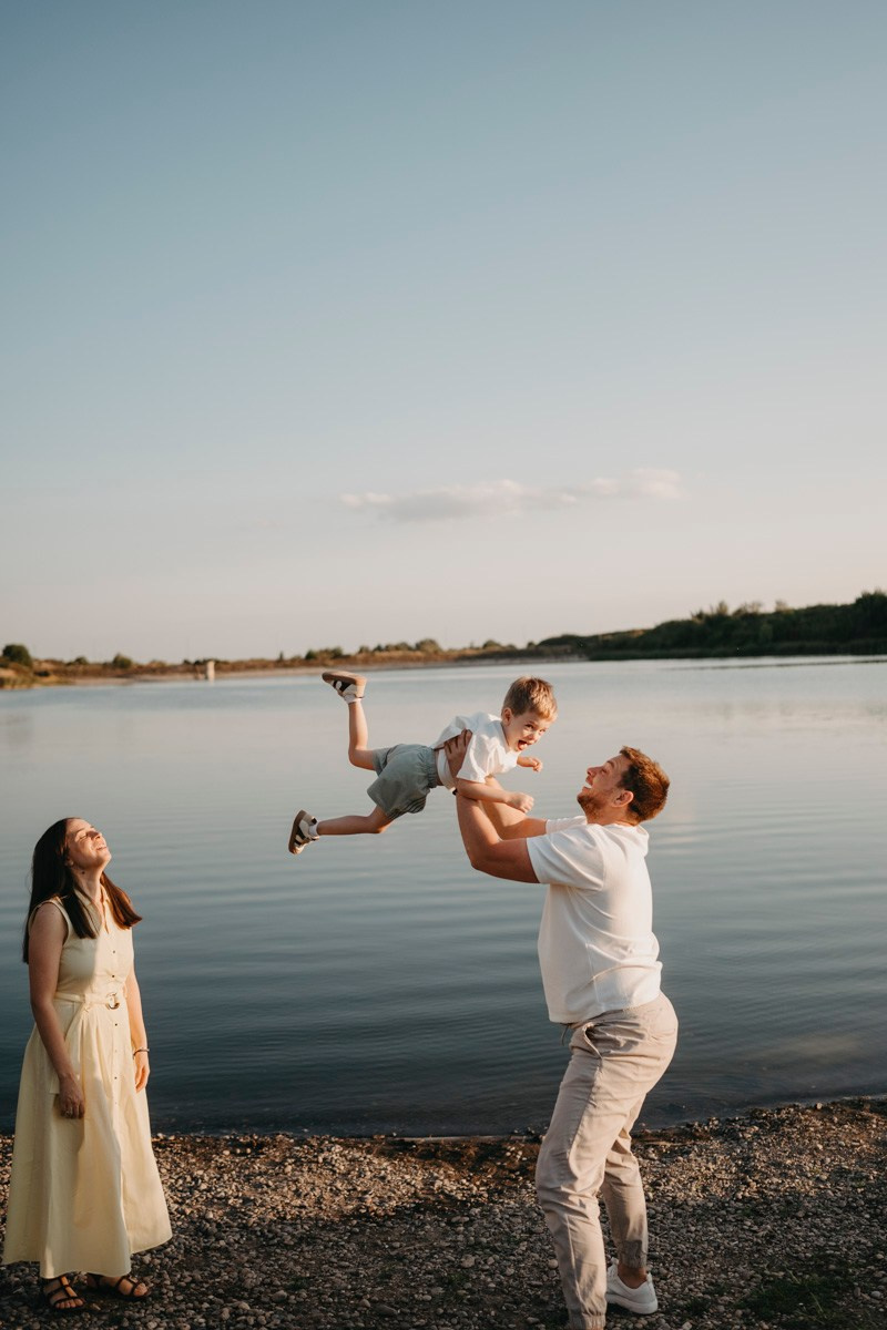 Djurdjica, Tadej i Miloje porodicno fotografisanje napolju. Deciji i porodicni fotograf u Beogradu Oksana Skendzic