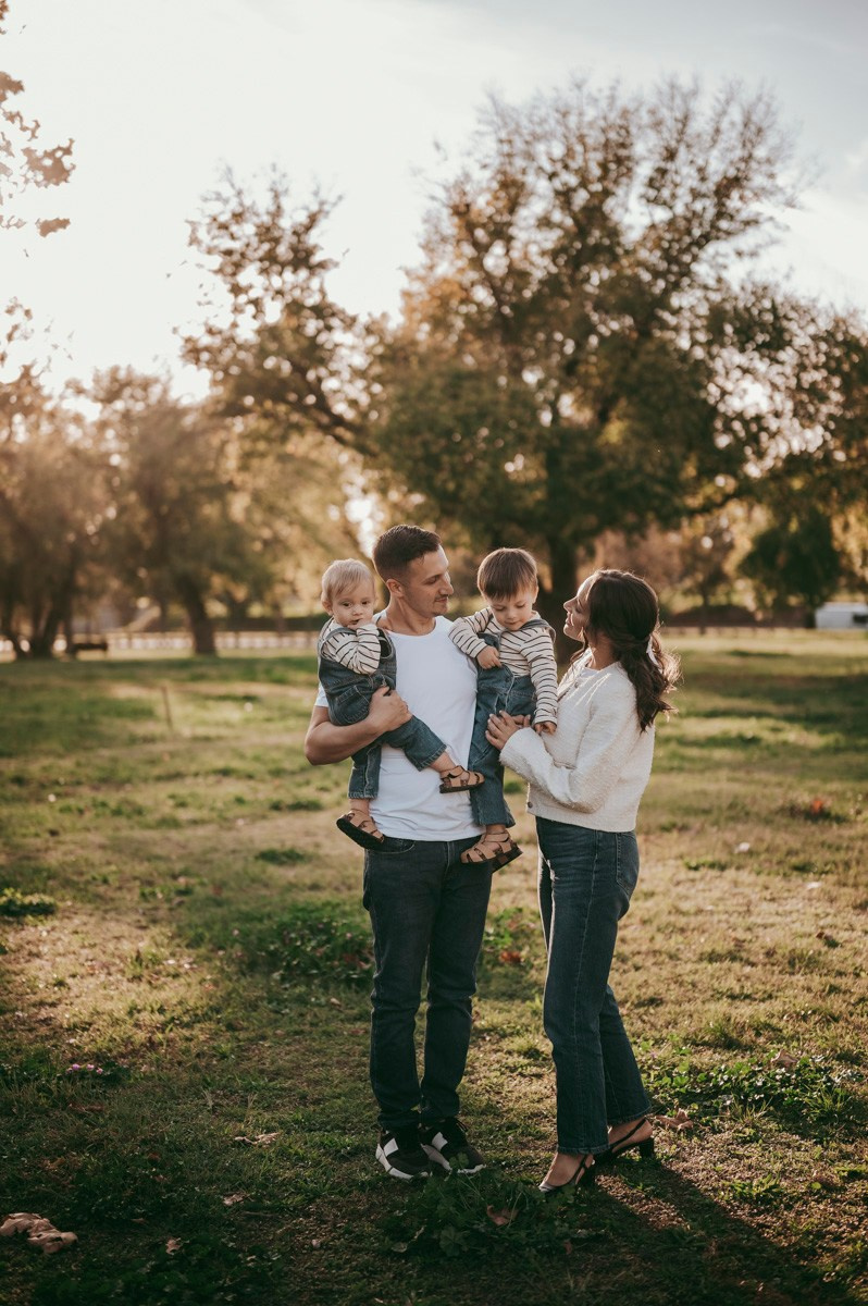 Aleksandra, Filip, Lion i Luka / PORODICNOFOTOGRAFISANJE napolju. Deciji i porodicni fotograf u Beogradu Oksana Skendzic