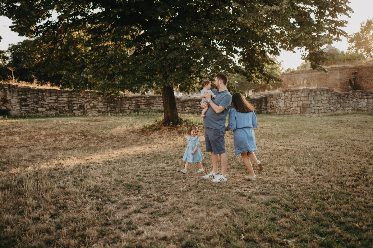 Jovana Zoran Jana i Bogdan — porodicno fotografisanje napolju. Deciji i porodicni fotograf u Beogradu Oksana Skendzic