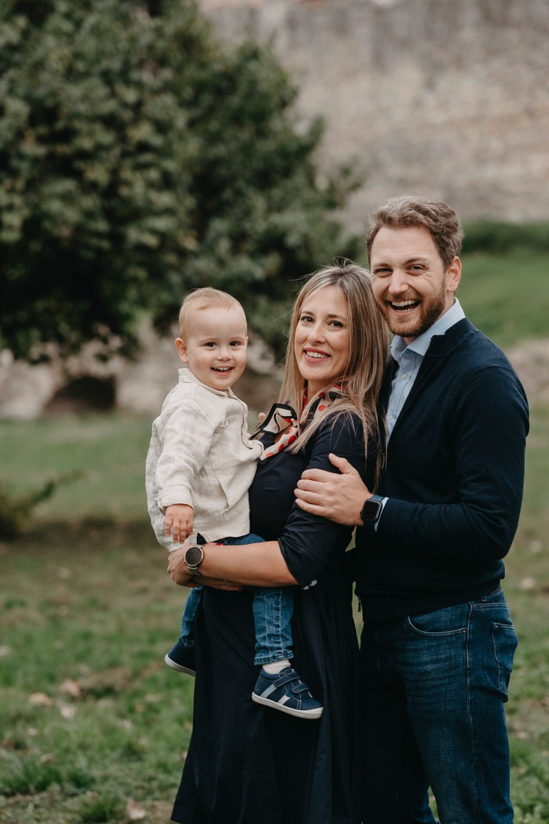 Nevena, Dusan i Vuk porodicno fotografisanje napolju. Deciji i porodicni fotograf u Beogradu Oksana Skendzic