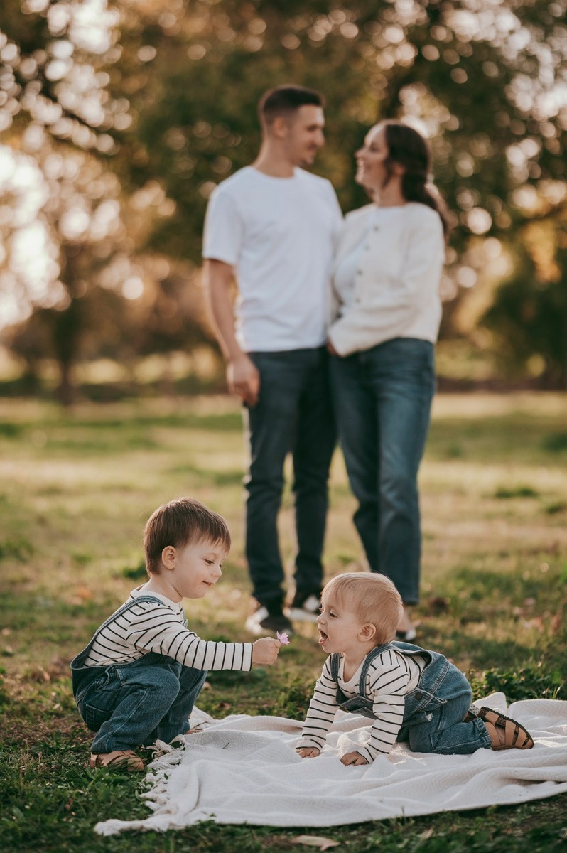 Aleksandra, Filip, Lion i Luka / PORODICNOFOTOGRAFISANJE napolju. Deciji i porodicni fotograf u Beogradu Oksana Skendzic