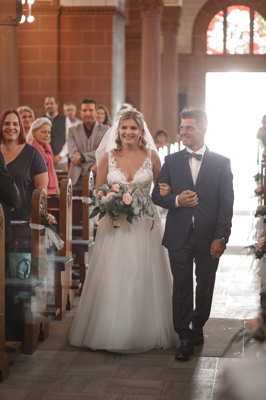 Kirchliche Hochzeit Rheinterrassen Karlsruhe – Noelia & Timo | Hochzeitsfotograf & Videograf