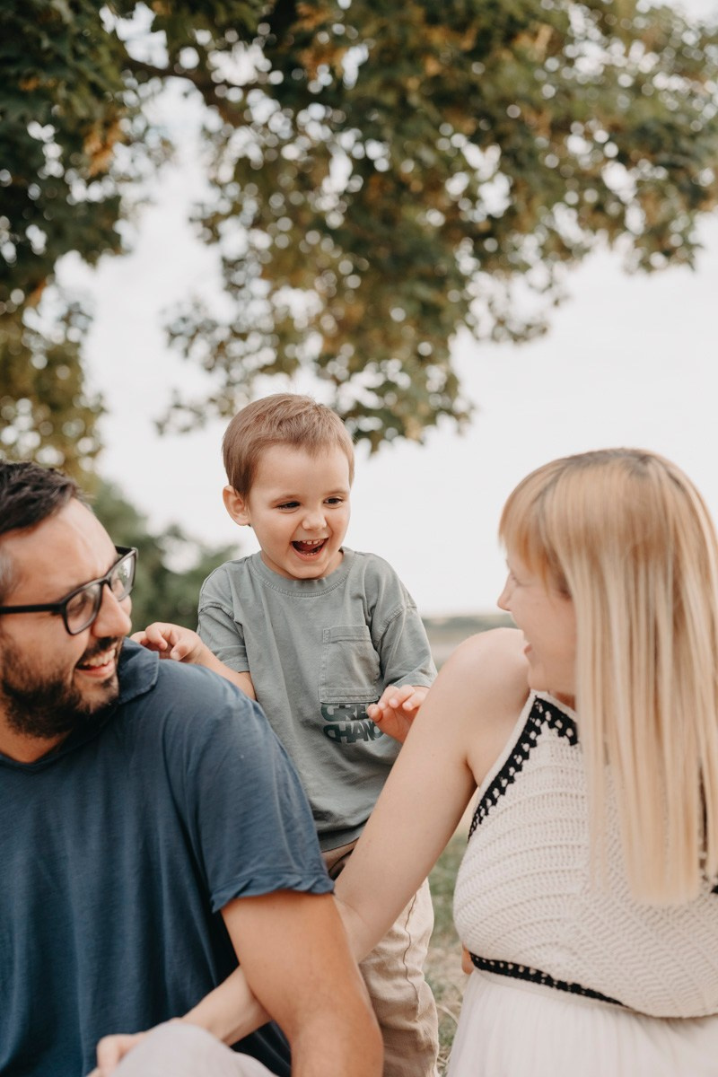 Dijana, Relja i Teo / porodicno fotografisanje napolju. Deciji i porodicni fotograf u Beogradu Oksana Skendzic