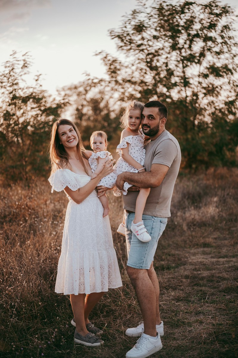 Sonja, Bojan, Nadja i Una / porodicno fotografisanje. Deciji i porodicni fotograf u Beogradu Oksana Skendzic
