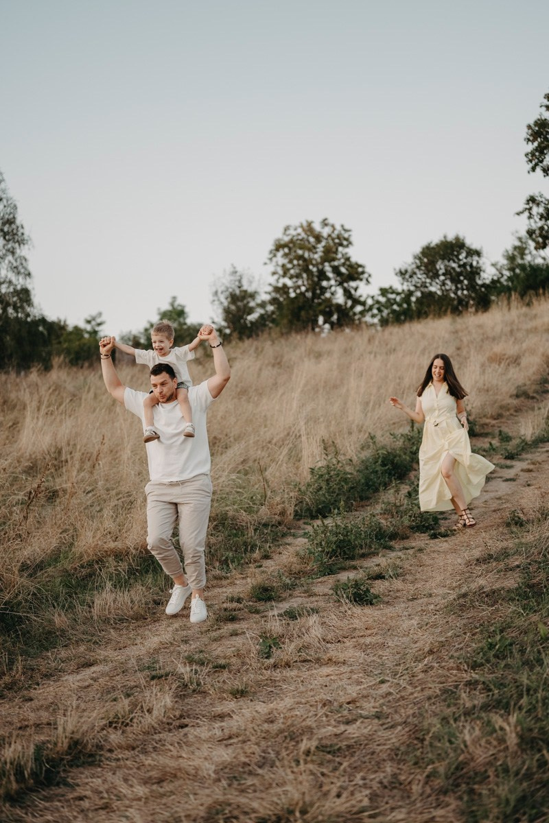 Djurdjica, Tadej i Miloje porodicno fotografisanje napolju. Deciji i porodicni fotograf u Beogradu Oksana Skendzic