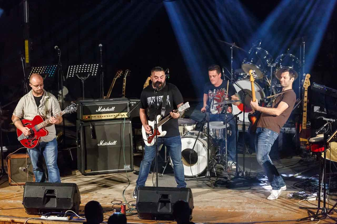 Moonshine Alligators bend izvodi energičnu numeru pred publikom u koncertnoj dvorani u Novom Sadu.