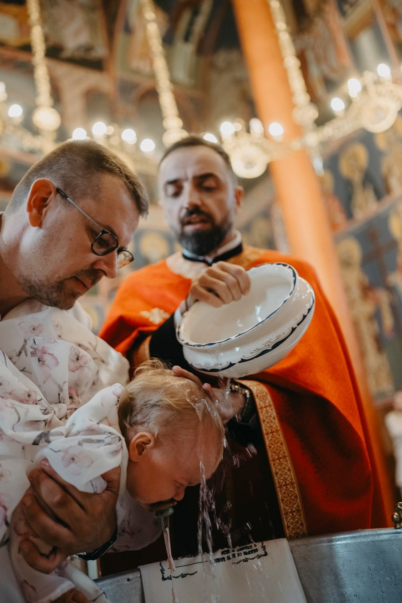 Verino krstenje / Crkva Rodjenja Presvete Bogorodice, Batajnica. Deciji i porodicni fotograf u Beogradu Oksana Skendzic
