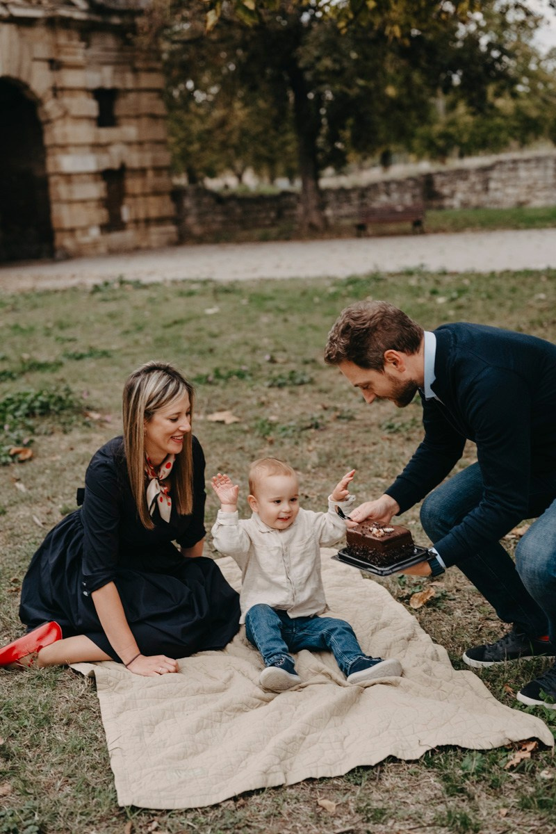 Nevena, Dusan i Vuk porodicno fotografisanje napolju. Deciji i porodicni fotograf u Beogradu Oksana Skendzic