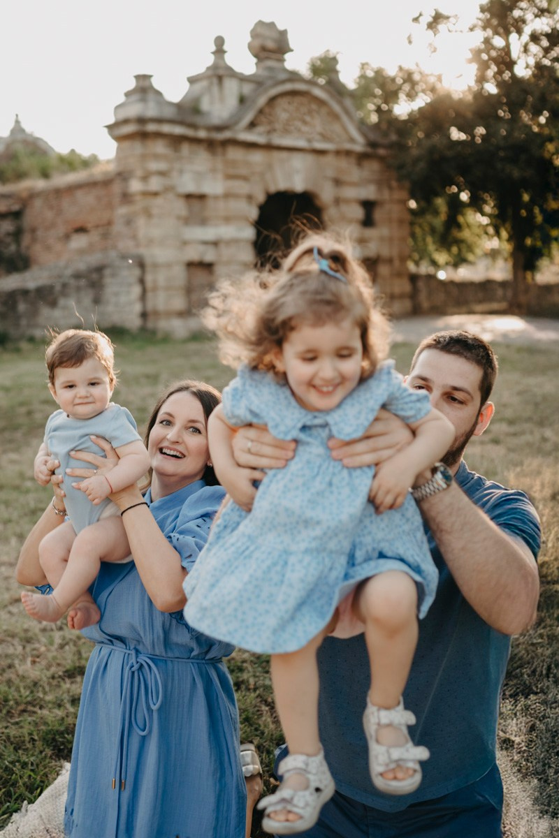 Jovana Zoran Jana i Bogdan — porodicno fotografisanje napolju. Deciji i porodicni fotograf u Beogradu Oksana Skendzic