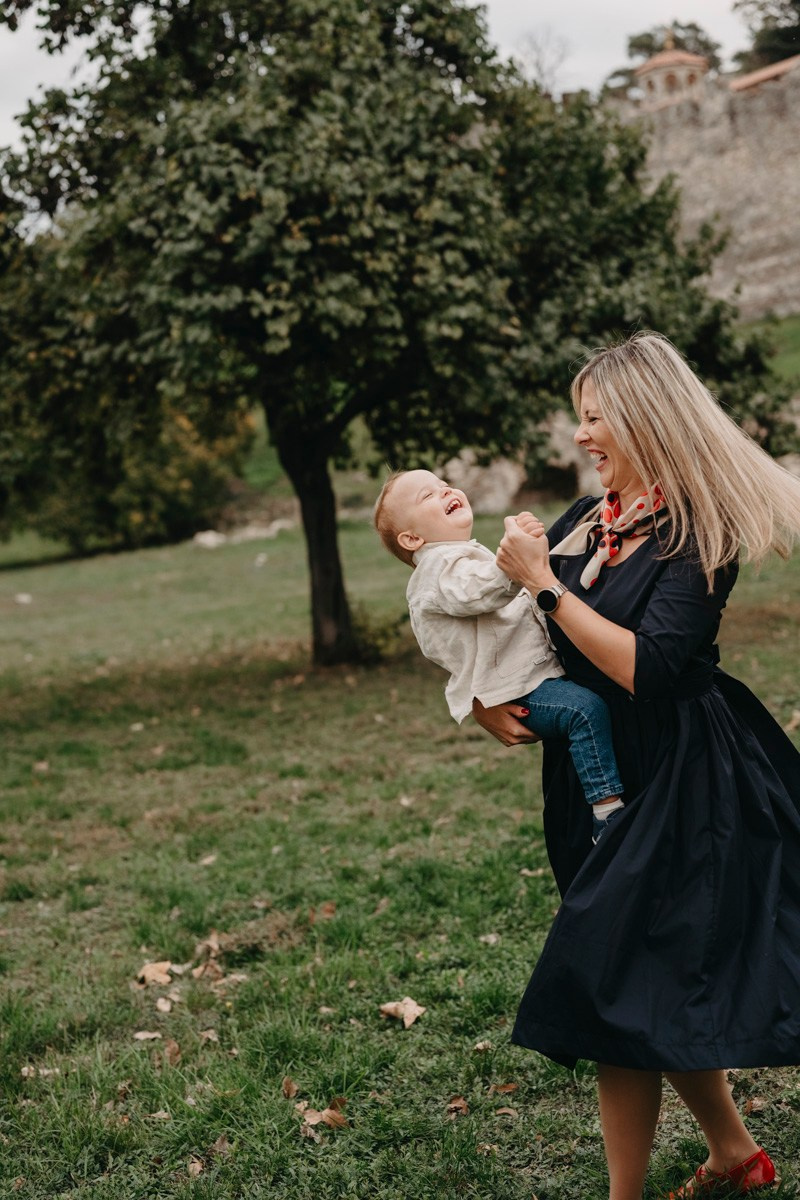 Nevena, Dusan i Vuk porodicno fotografisanje napolju. Deciji i porodicni fotograf u Beogradu Oksana Skendzic