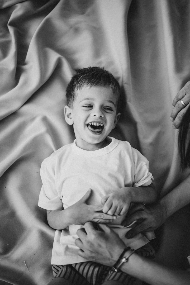 Djurdjica, Tadej i Miloje porodicno fotografisanje napolju. Deciji i porodicni fotograf u Beogradu Oksana Skendzic