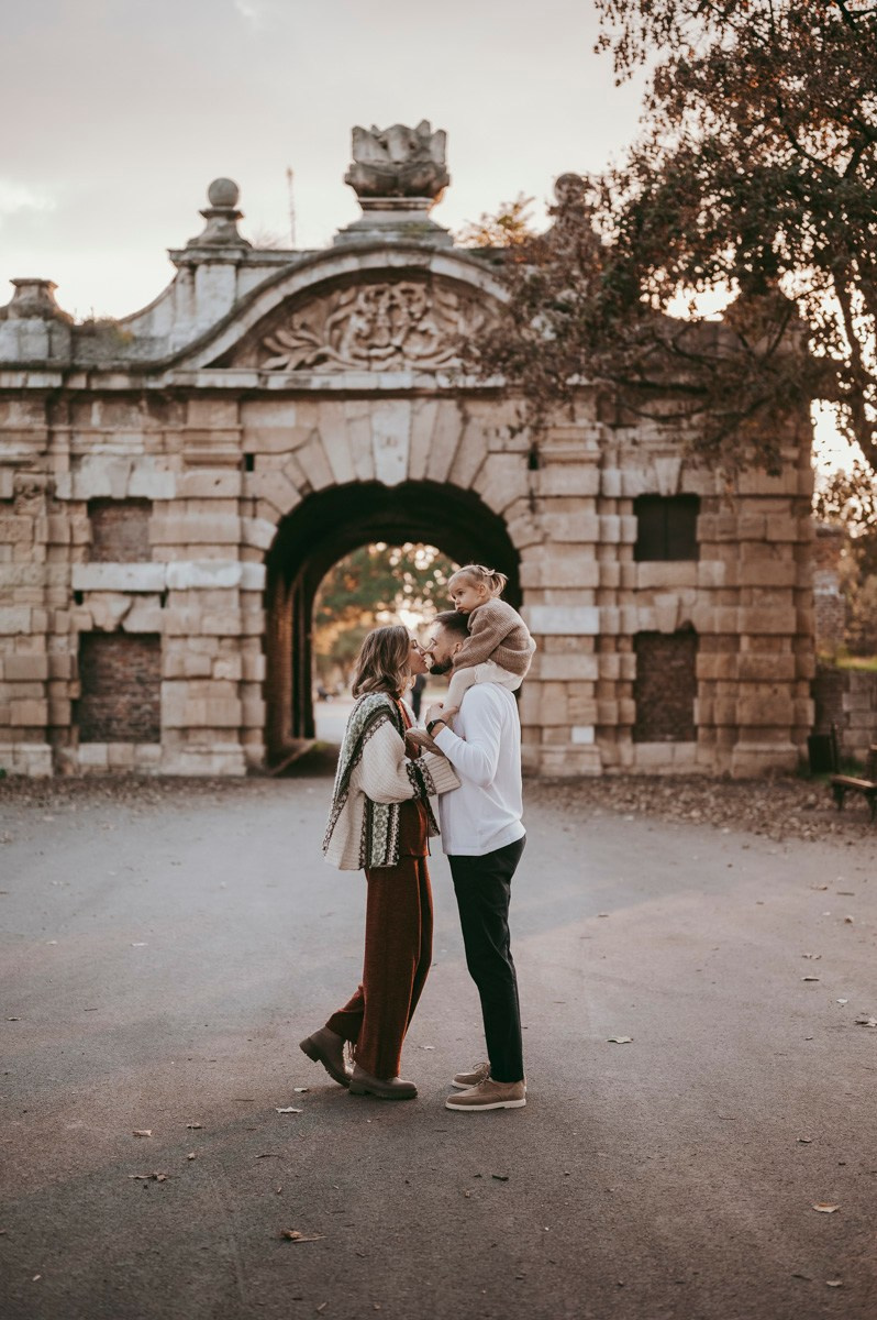 Anastasija, Aleksej i Agata / porodicno fotografisanje napolju. Deciji i porodicni fotograf u Beogradu Oksana Skendzic