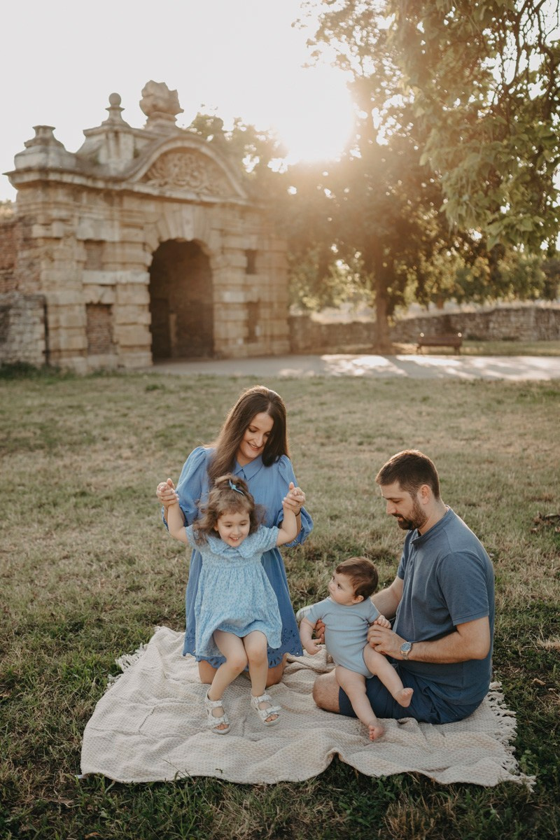 Jovana Zoran Jana i Bogdan — porodicno fotografisanje napolju. Deciji i porodicni fotograf u Beogradu Oksana Skendzic