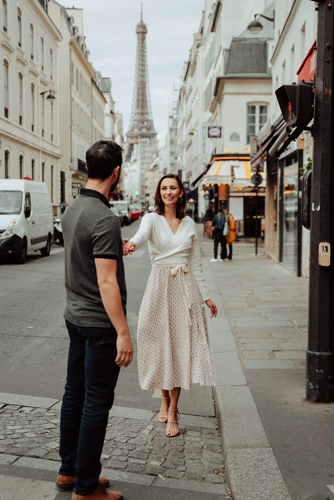 Candid moments s of the couple walking in Paris