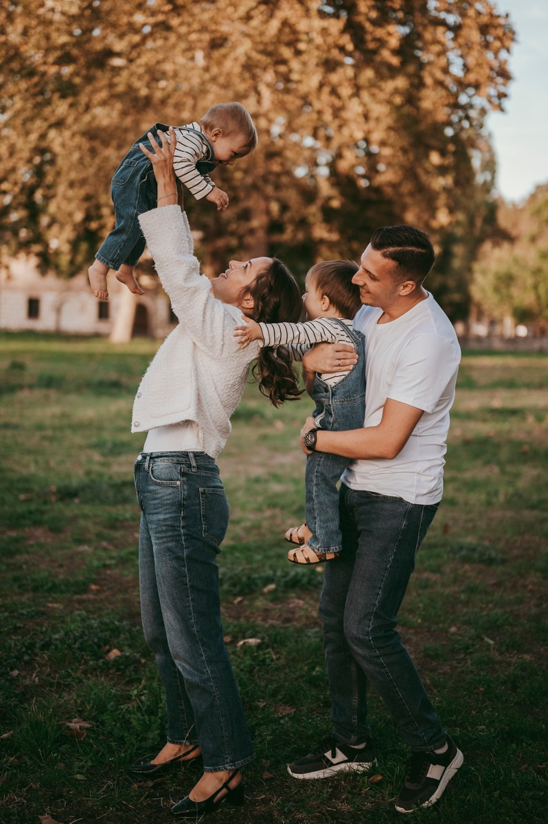 Aleksandra, Filip, Lion i Luka / PORODICNOFOTOGRAFISANJE napolju. Deciji i porodicni fotograf u Beogradu Oksana Skendzic