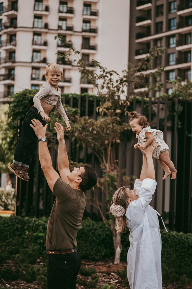 Kristina, Martin, Petra i Novak / porodicno fotografisanje napolju. Deciji i porodicni fotograf u Beogradu Oksana Skendzic