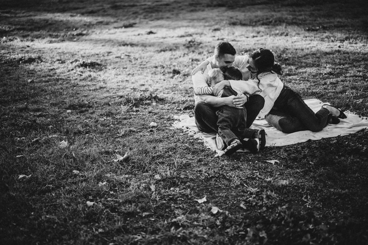 Aleksandra, Filip, Lion i Luka / PORODICNOFOTOGRAFISANJE napolju. Deciji i porodicni fotograf u Beogradu Oksana Skendzic