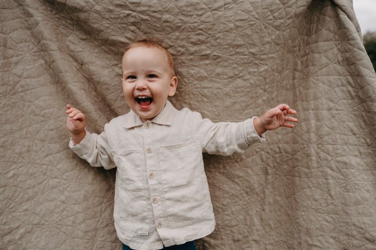 Nevena, Dusan i Vuk porodicno fotografisanje napolju. Deciji i porodicni fotograf u Beogradu Oksana Skendzic