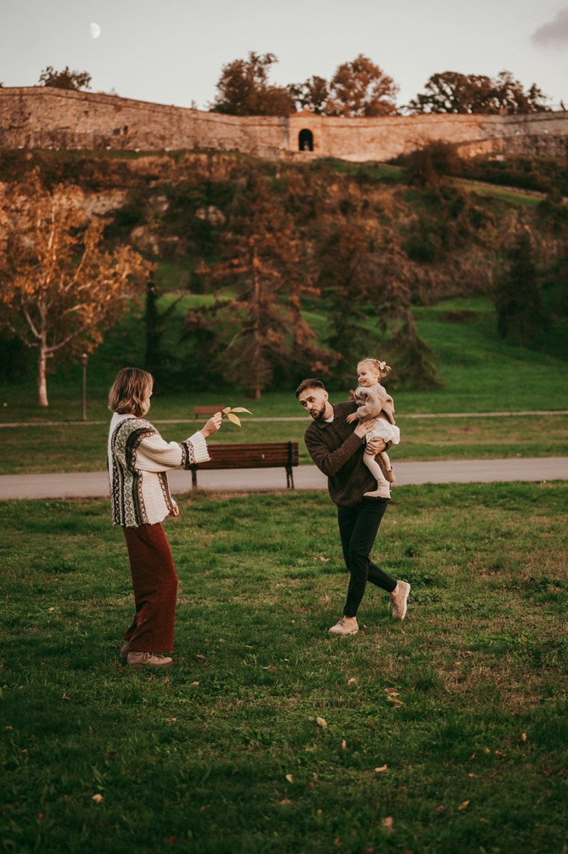 Anastasija, Aleksej i Agata / porodicno fotografisanje napolju. Deciji i porodicni fotograf u Beogradu Oksana Skendzic