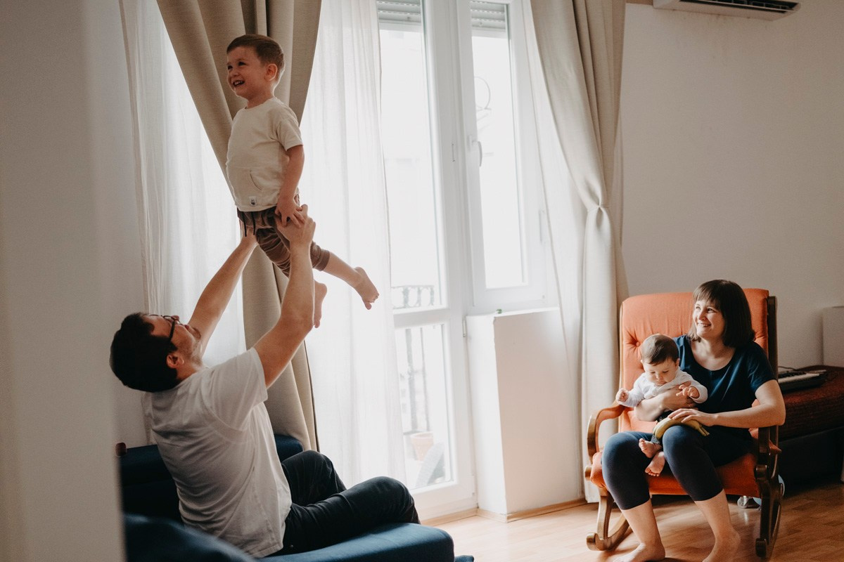 Porodicno fotografisanje kod kuce — Andjela, Lazar, Janko i Mihajlo. Deciji i porodicni fotograf u Beogradu Oksana Skendzic