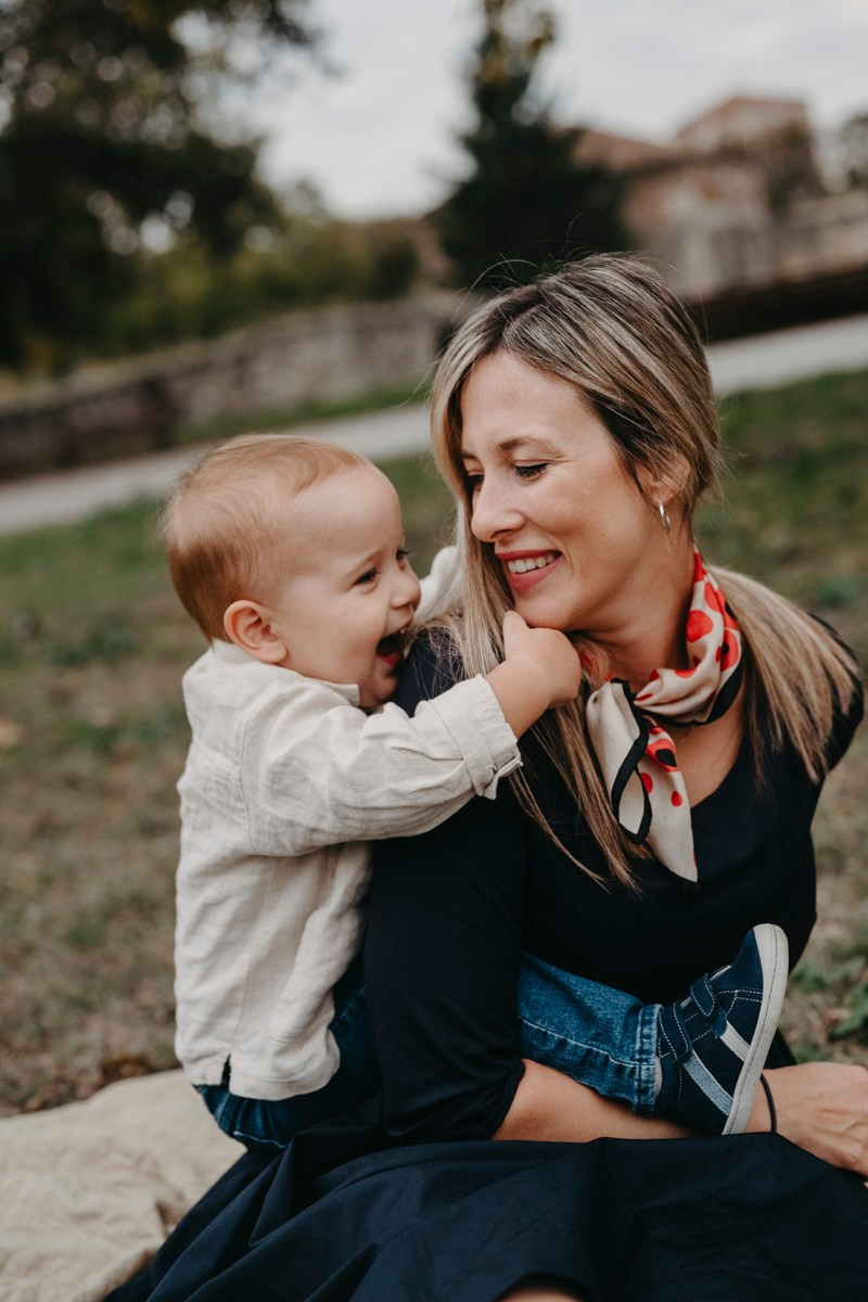 Nevena, Dusan i Vuk porodicno fotografisanje napolju. Deciji i porodicni fotograf u Beogradu Oksana Skendzic