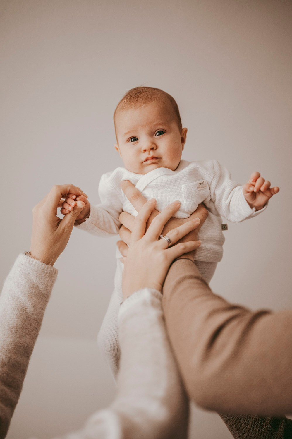 Porodicno fotografisanje sa bebom kod kuce / Ivana Miroslav i Nadica. Deciji i porodicni fotograf u Beogradu Oksana Skendzic