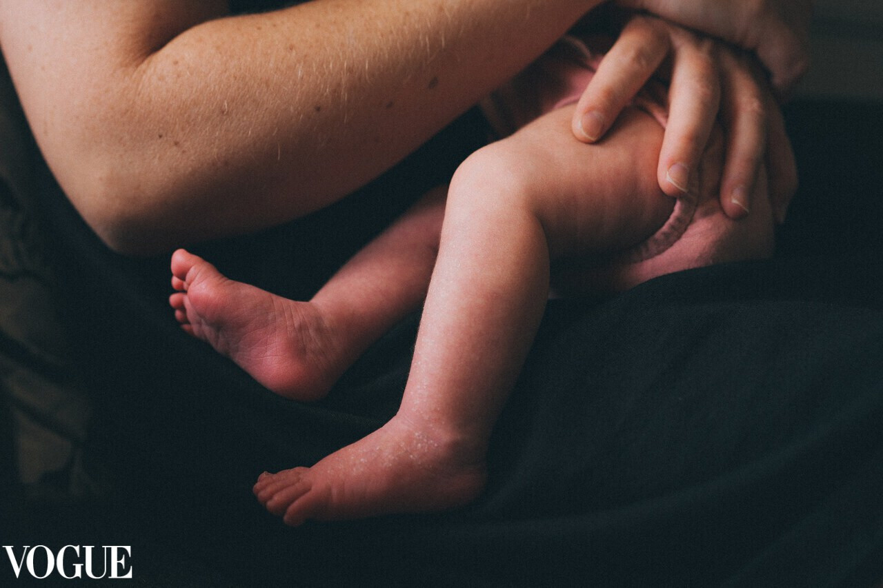 Baby feet on mum's hands, newborn photography by Irina Zoteeva. Solihull Family Photographer. A maternity photographer near me. Newborn lifestyle home photography. Newborn photography near me.