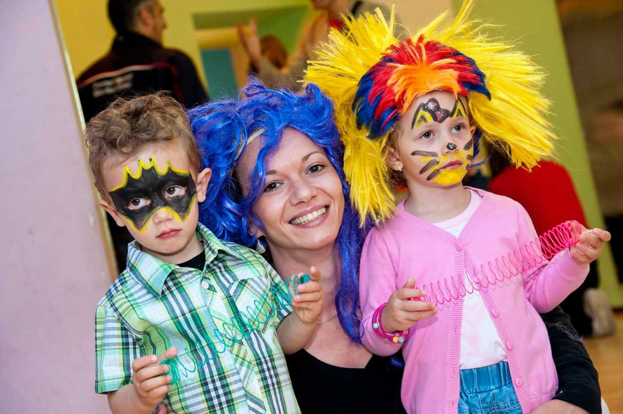 Porodični trenuci i maskenbal na dečjem rođendanu.