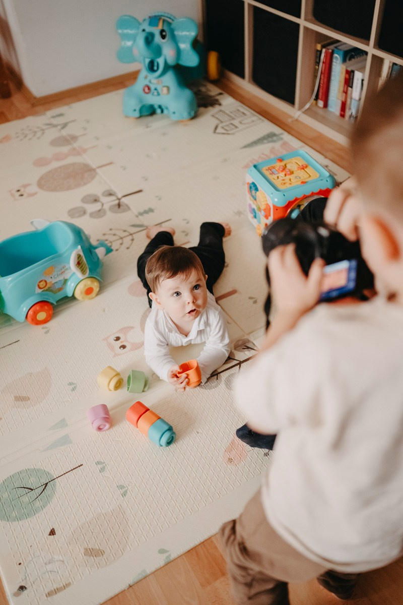 Porodicno fotografisanje kod kuce — Andjela, Lazar, Janko i Mihajlo. Deciji i porodicni fotograf u Beogradu Oksana Skendzic