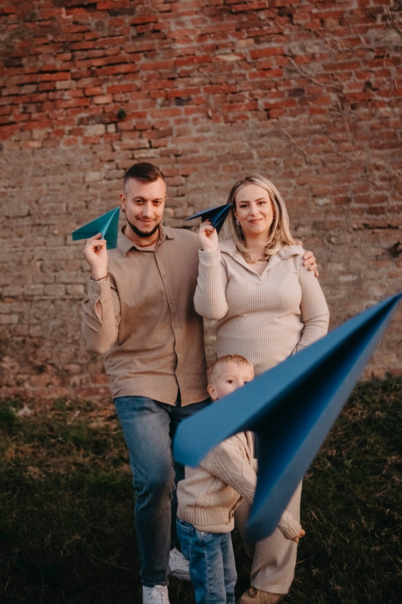 Zlata, Nemanja i Aleksej — porodicno fotografisanje napolju. Deciji i porodicni fotograf u Beogradu Oksana Skendzic