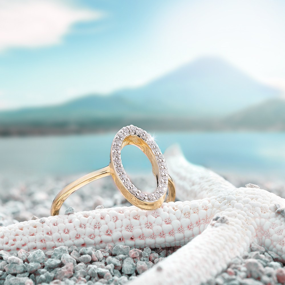 Zlatni prsten nasolnjen na morsku zvezdu.