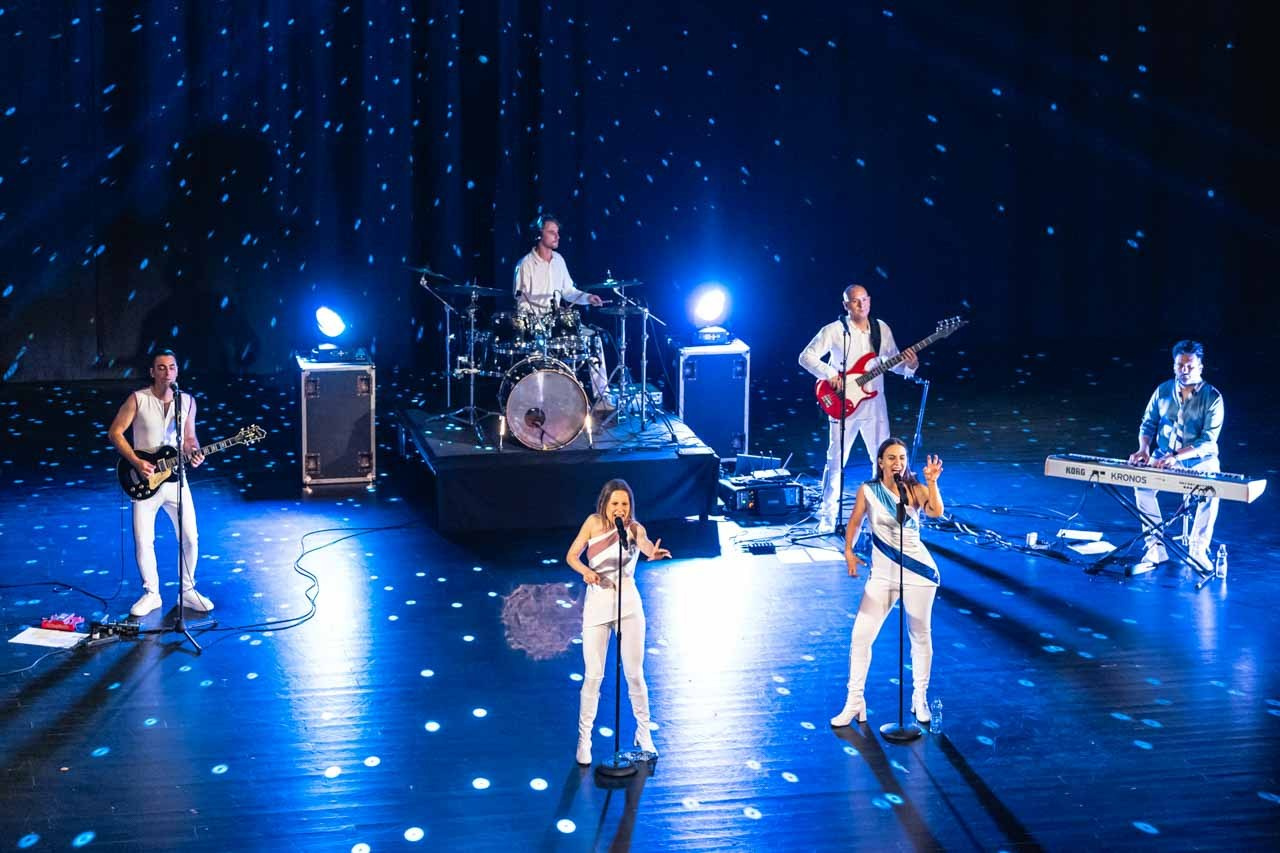 Spektakularan nastup ABBA Ring Tribute benda u Novosadskoj koncertnoj dvorani u Novom Sadu.