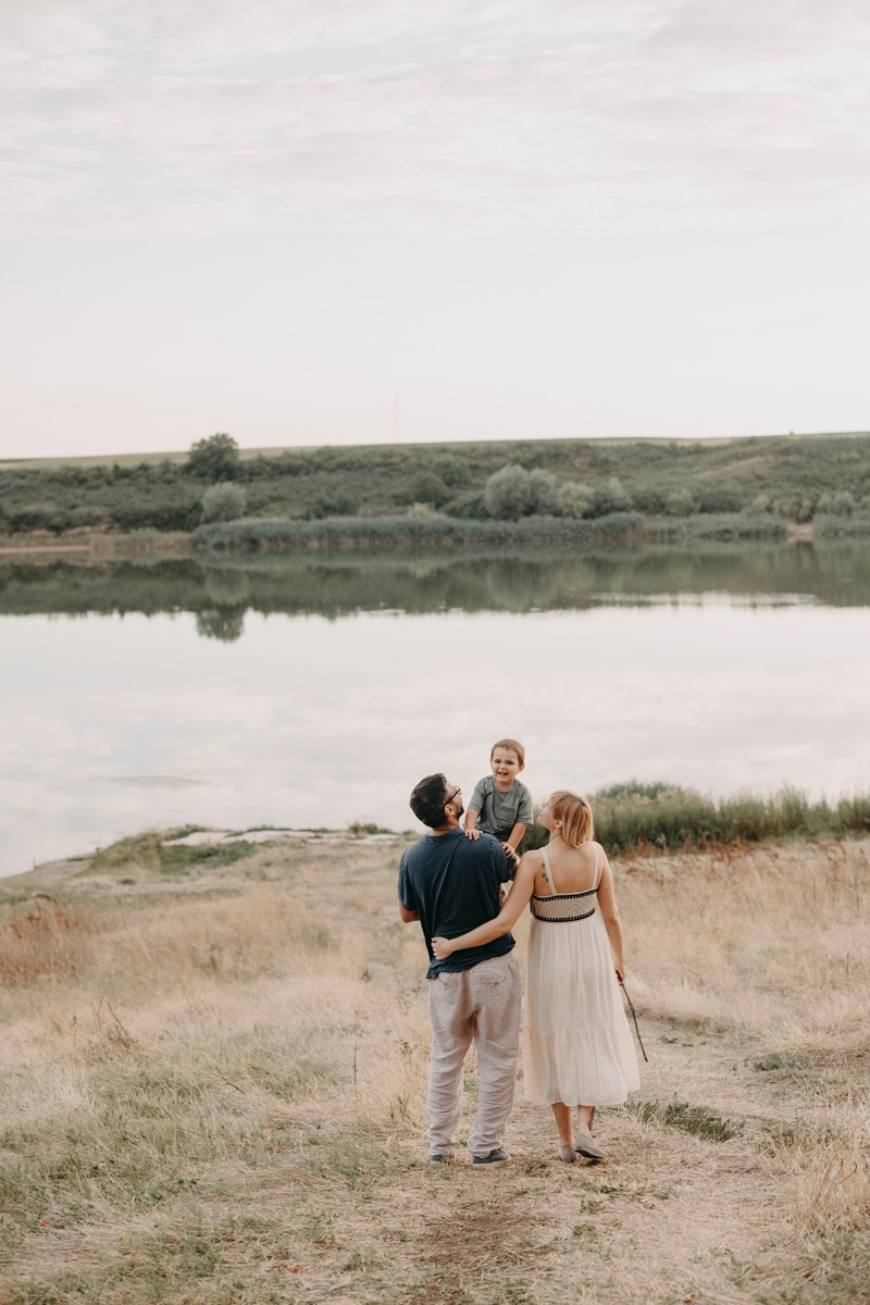 Dijana, Relja i Teo / porodicno fotografisanje napolju. Deciji i porodicni fotograf u Beogradu Oksana Skendzic