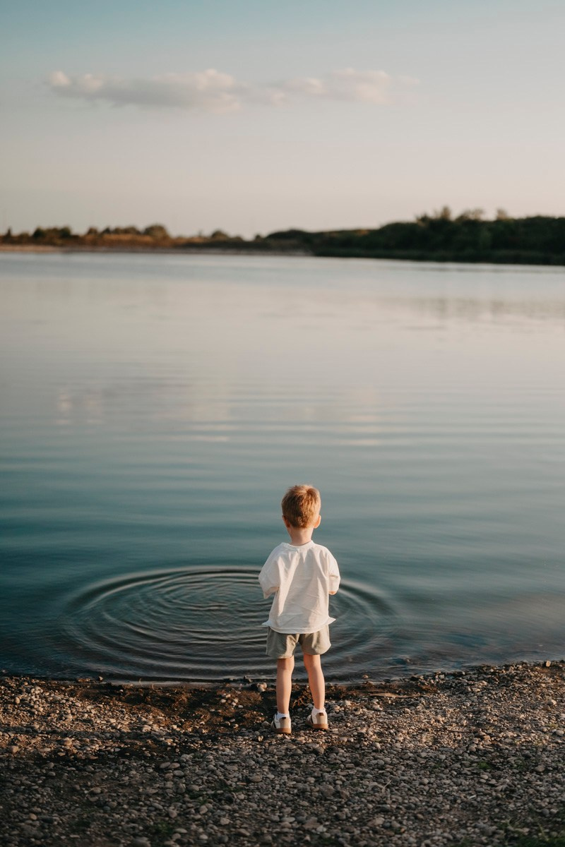 Djurdjica, Tadej i Miloje porodicno fotografisanje napolju. Deciji i porodicni fotograf u Beogradu Oksana Skendzic