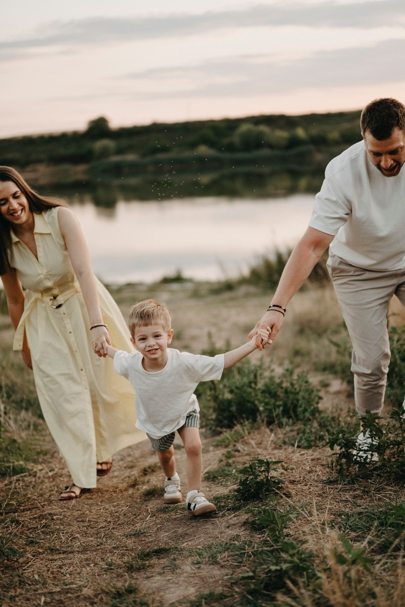 Djurdjica, Tadej i Miloje porodicno fotografisanje napolju. Deciji i porodicni fotograf u Beogradu Oksana Skendzic