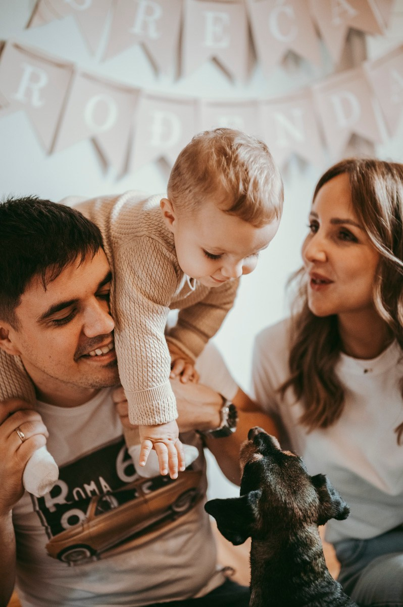 Filipova prva proslava rodjendan kod kuce. Deciji i porodicni fotograf u Beogradu Oksana Skendzic