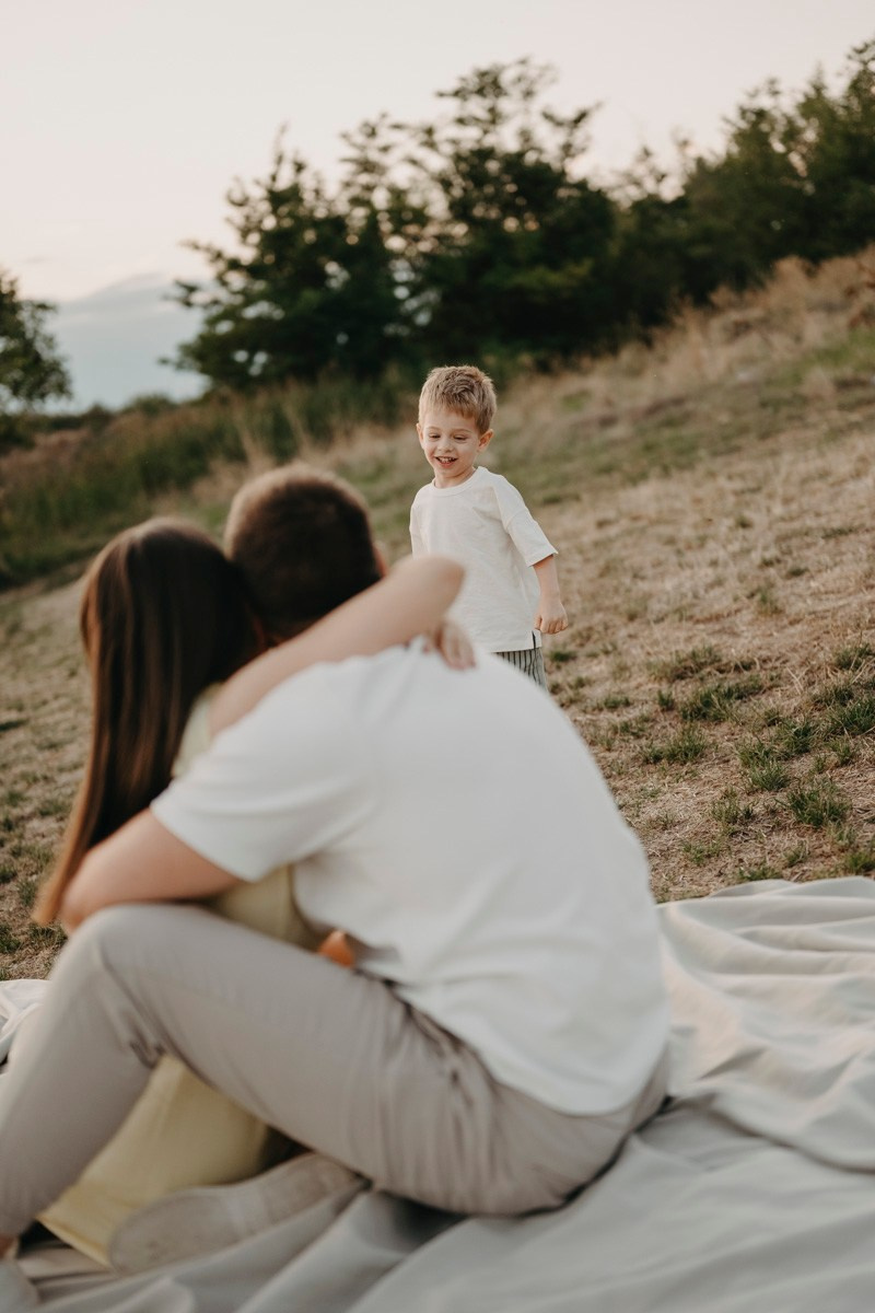 Djurdjica, Tadej i Miloje porodicno fotografisanje napolju. Deciji i porodicni fotograf u Beogradu Oksana Skendzic