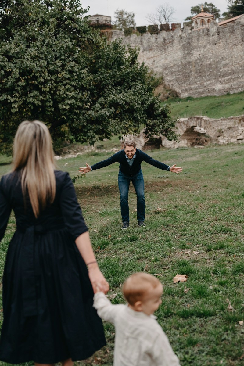 Nevena, Dusan i Vuk porodicno fotografisanje napolju. Deciji i porodicni fotograf u Beogradu Oksana Skendzic