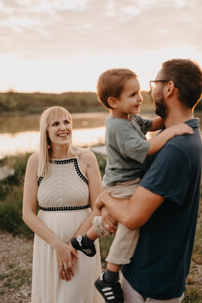 Dijana, Relja i Teo / porodicno fotografisanje napolju. Deciji i porodicni fotograf u Beogradu Oksana Skendzic