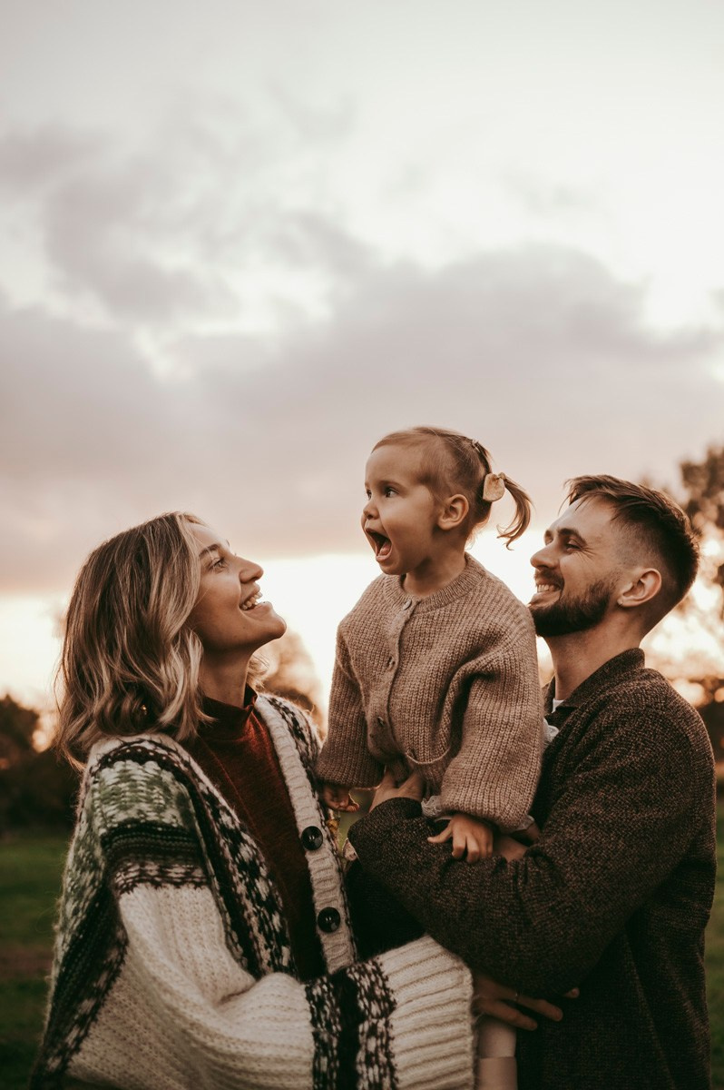 Anastasija, Aleksej i Agata / porodicno fotografisanje napolju. Deciji i porodicni fotograf u Beogradu Oksana Skendzic