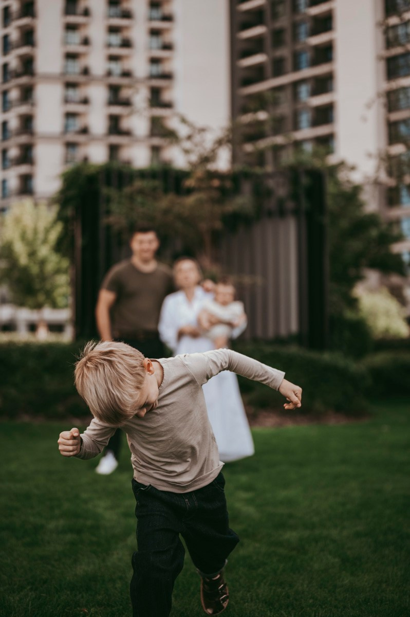 Kristina, Martin, Petra i Novak / porodicno fotografisanje napolju. Deciji i porodicni fotograf u Beogradu Oksana Skendzic