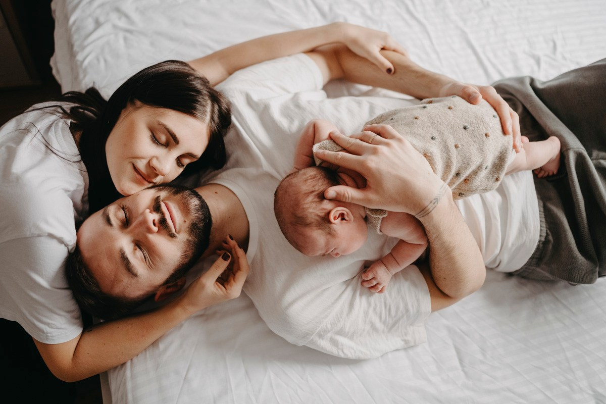 Bojana, Marko i Eva — porodicno fotografisanje kod kuce. Deciji i porodicni fotograf u Beogradu Oksana Skendzic